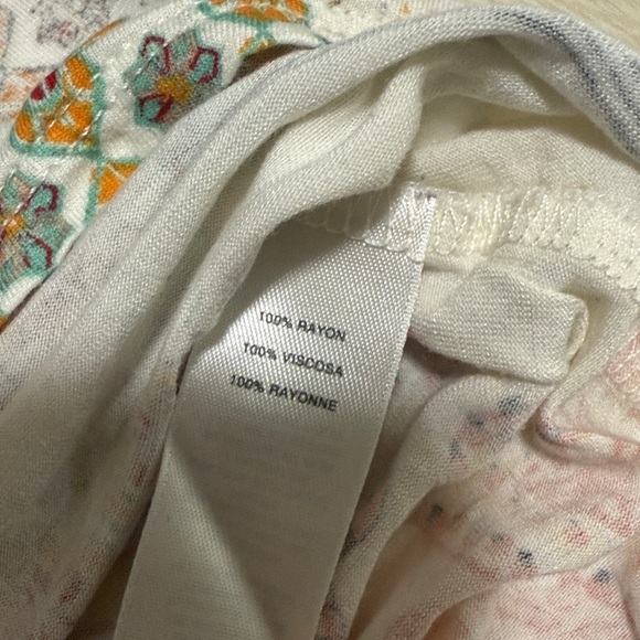 3/$10 Chico's Floral Short Sleeve Top in Cream and Pink - Picture 4 of 8